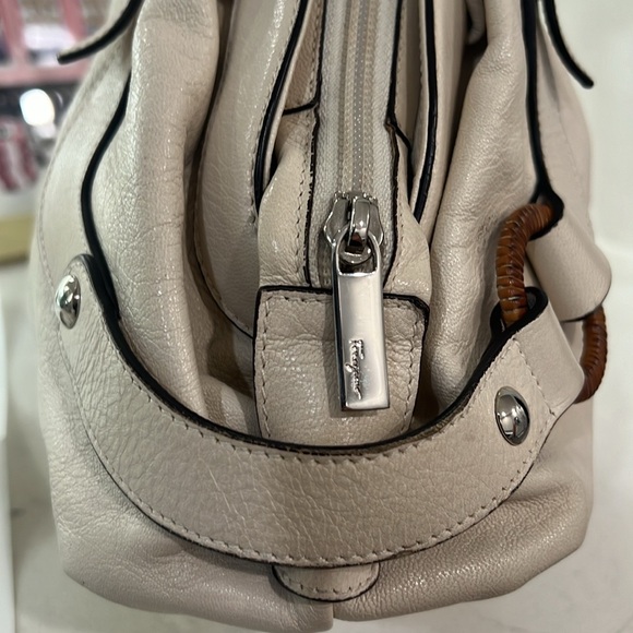 Salvatore Ferragamo shoulder bag with COA EUC cream color - Picture 6 of 17